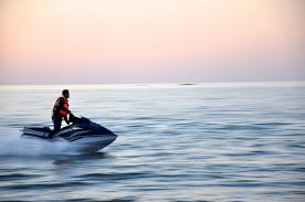 Jetski auf ruhigem Wasser bei Sonnenaufgang