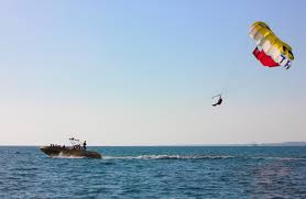 Parasail wird von einem Boot gezogen