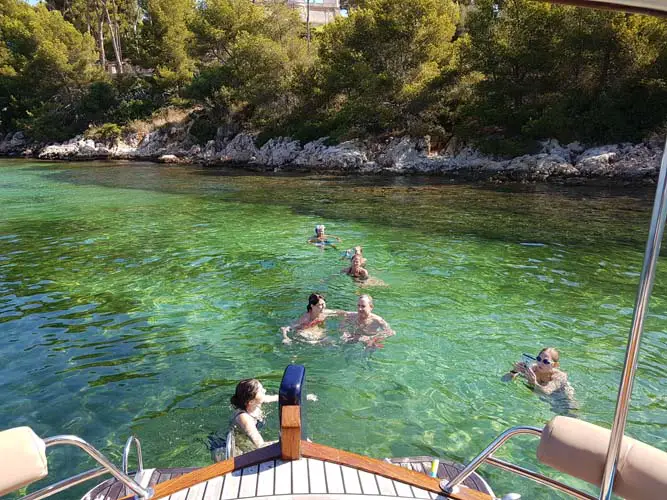 Schwimmen und Schnorcheln in einer geschützten Bucht