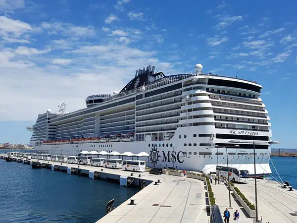 Kreuzfahrtschiff im Hafen von Palma